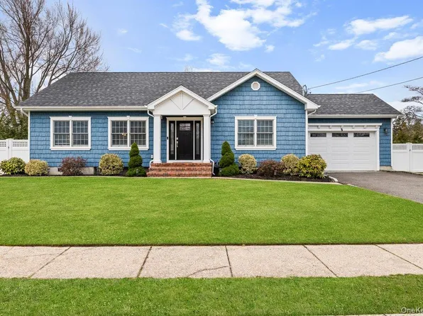 66 Arch Drive, Holbrook, NY 11741