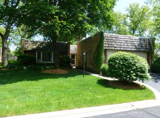 1933 Somerset Ln, Northbrook, IL 60062