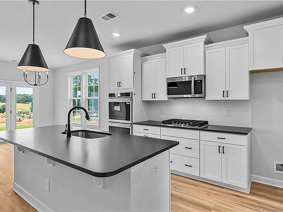 5th image of 120 Lavender Ln
