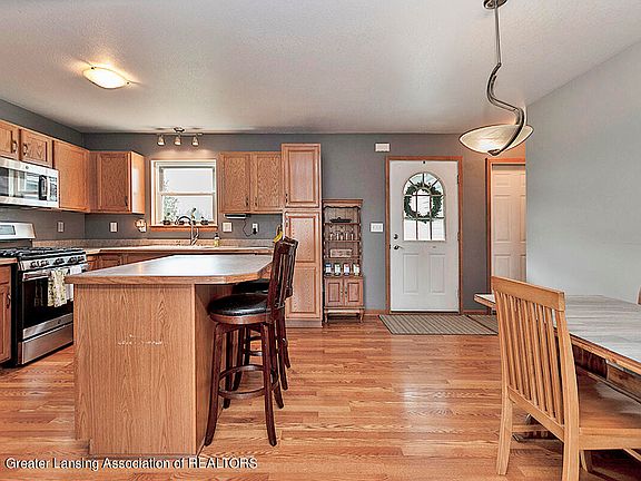 2nd image of 6016 Amanda Dr