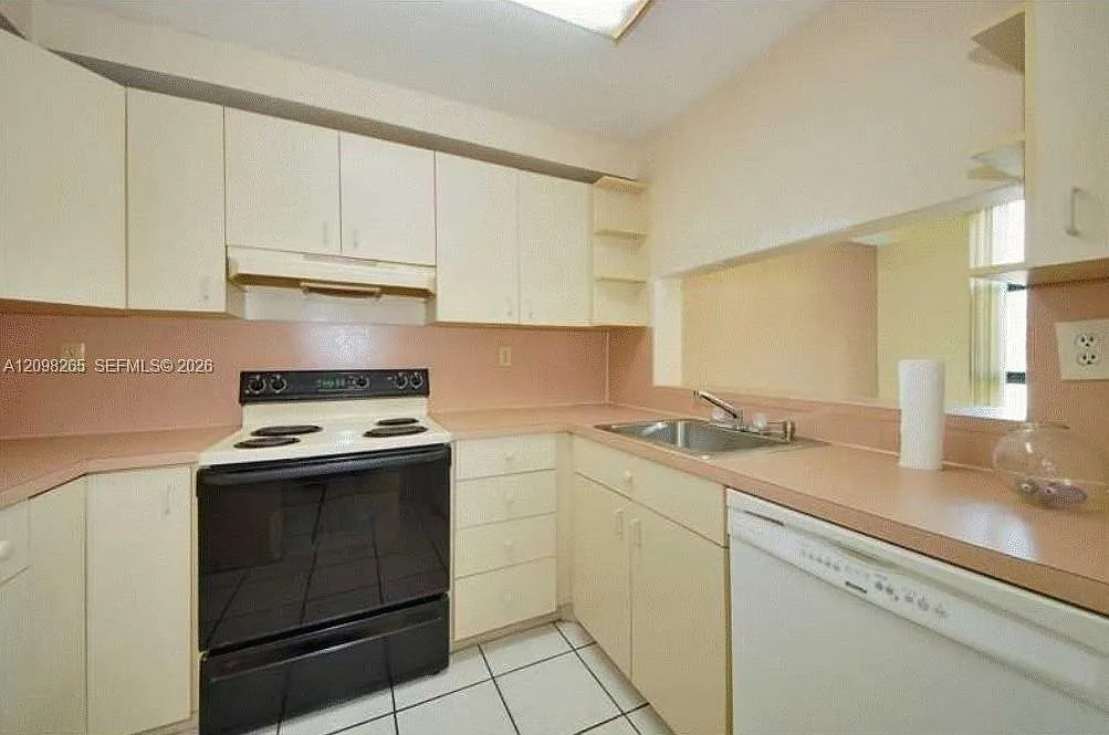 International Park Condo — Photo 4