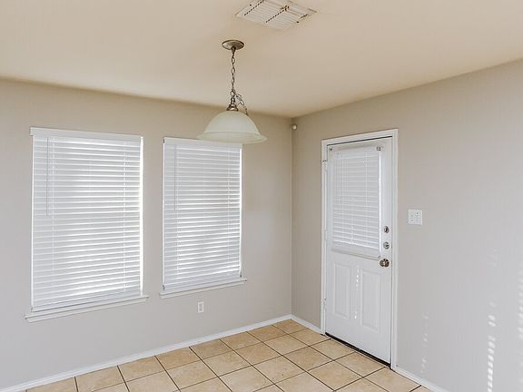 5th image of 745 Capricorn St