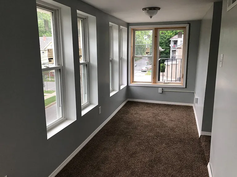 37 N Clinton St — Photo 3