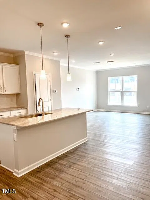 3 bed, 2.5 bath, 1980 sqft, $2,200 — Photo 2