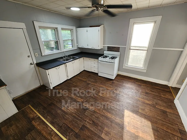 800 W 9th St — Photo 9