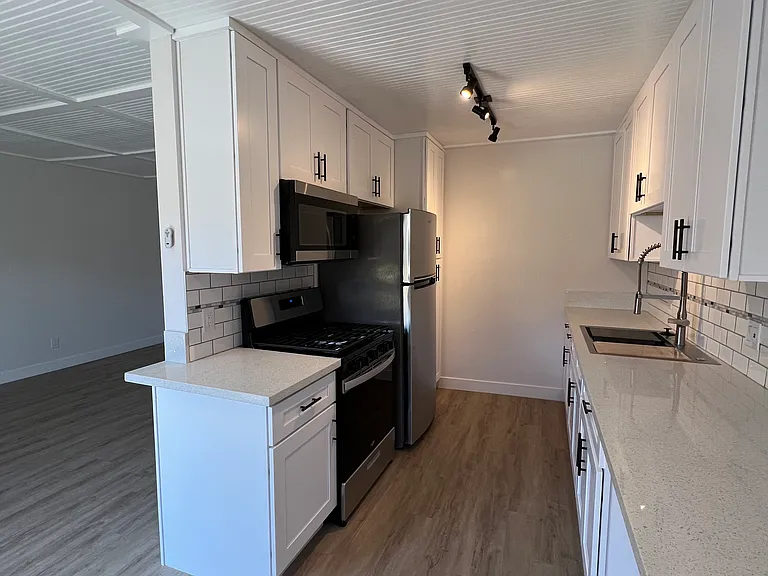1014 N Oxford Ave — Photo 2