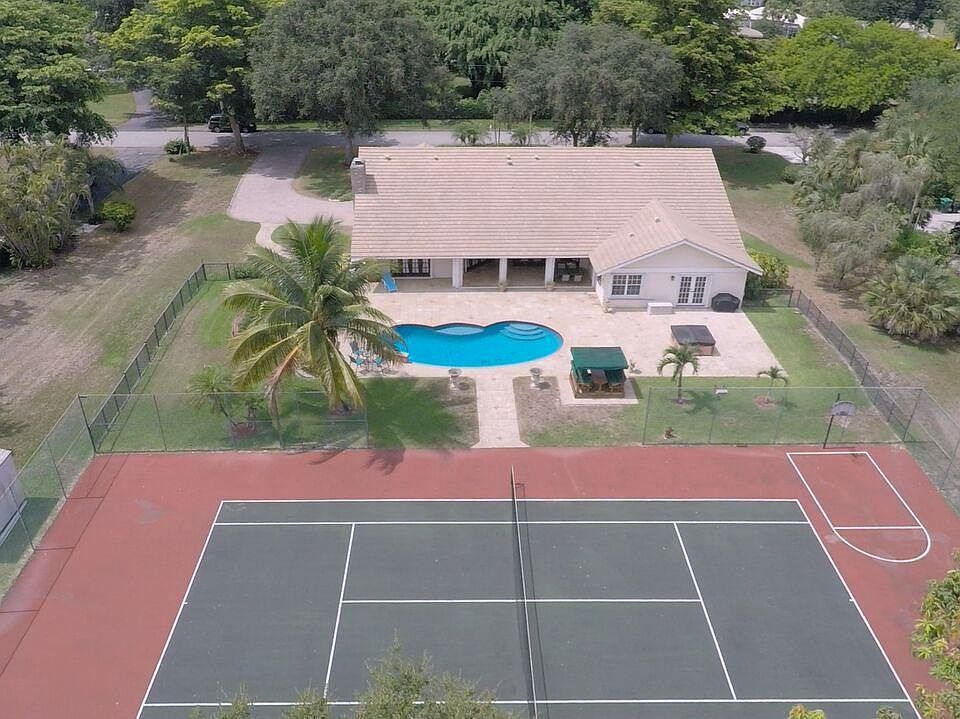 1st image of 9500 NW 39th Ct