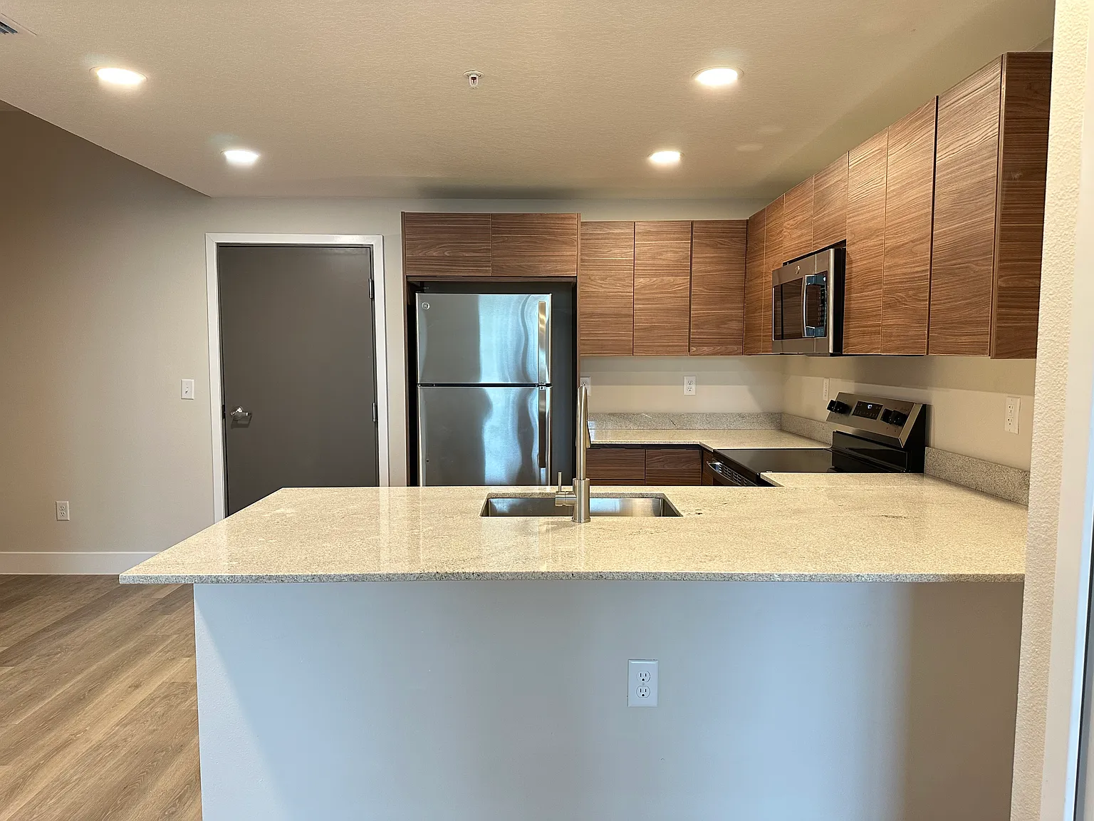 1 bed, 774 sqft, $1,300 — Photo 3