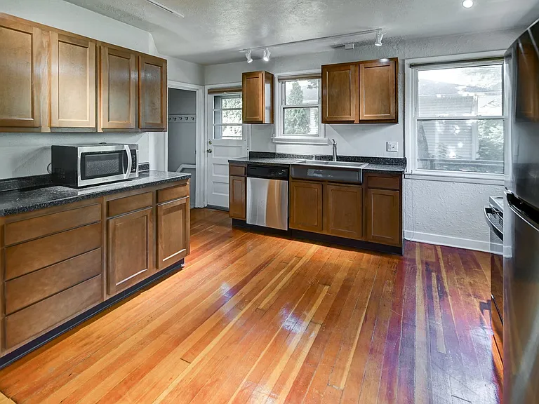 1404 Wyldhaven Ave — Photo 8