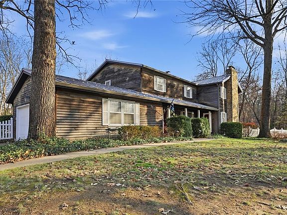 3rd image of 903 Halsey Cir