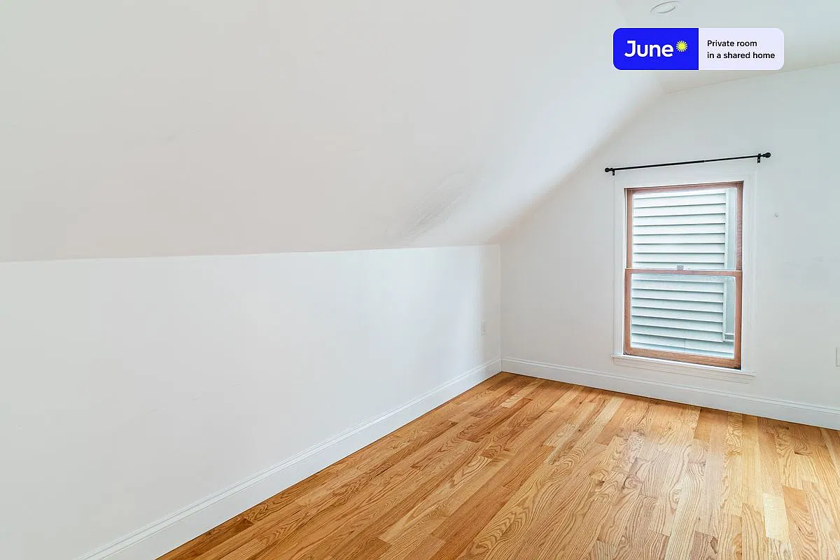 Full bedroom in 6 bed/2 bath home in Somerville #1379 E — Photo 4