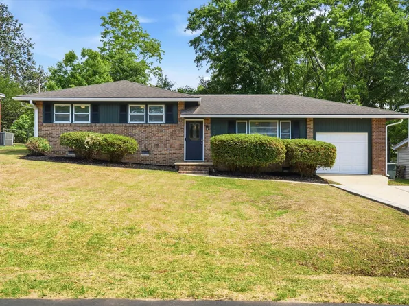 1239 Fort Dr, Hanahan, SC 29410