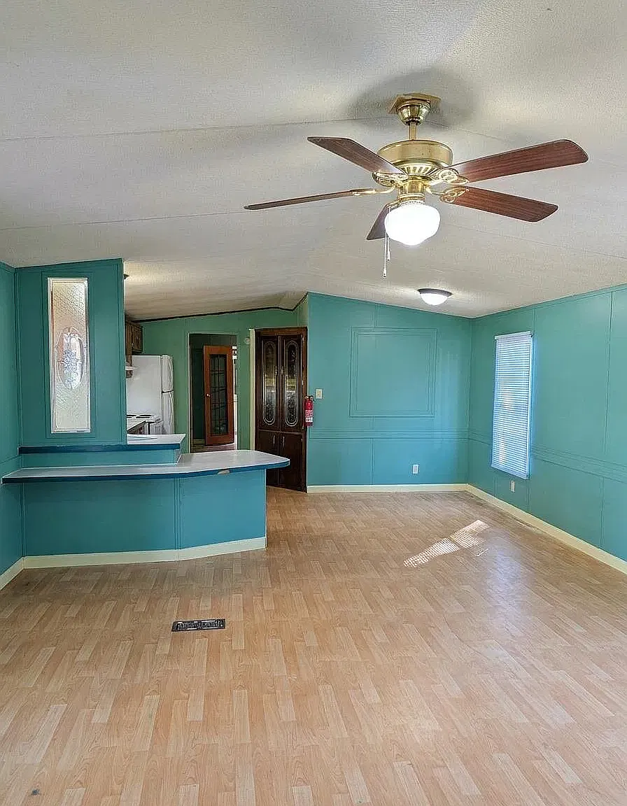 900 Stewart St — Photo 3