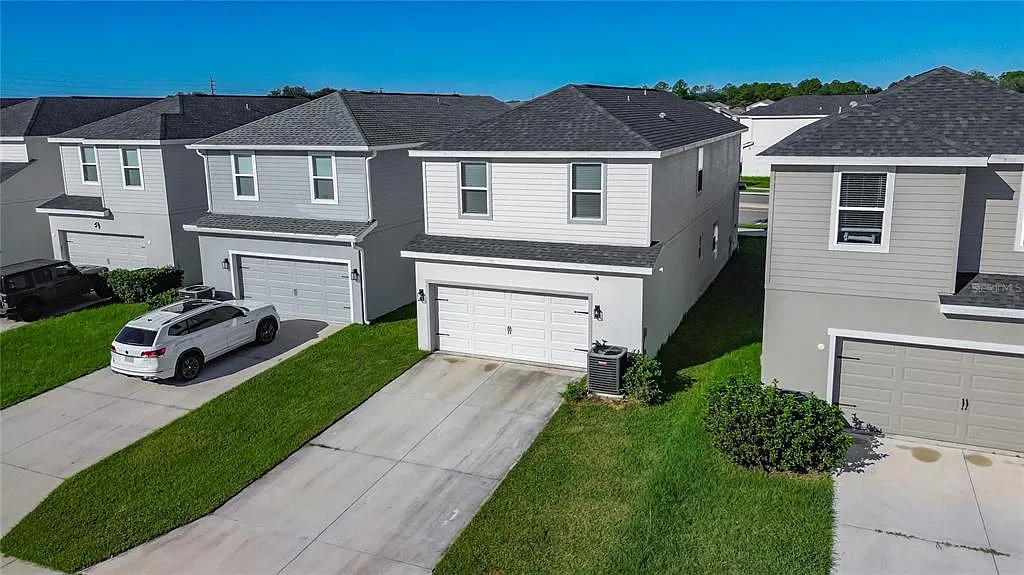 4 bed, 2.5 bath, 2062 sqft, $2,600 — Photo 3