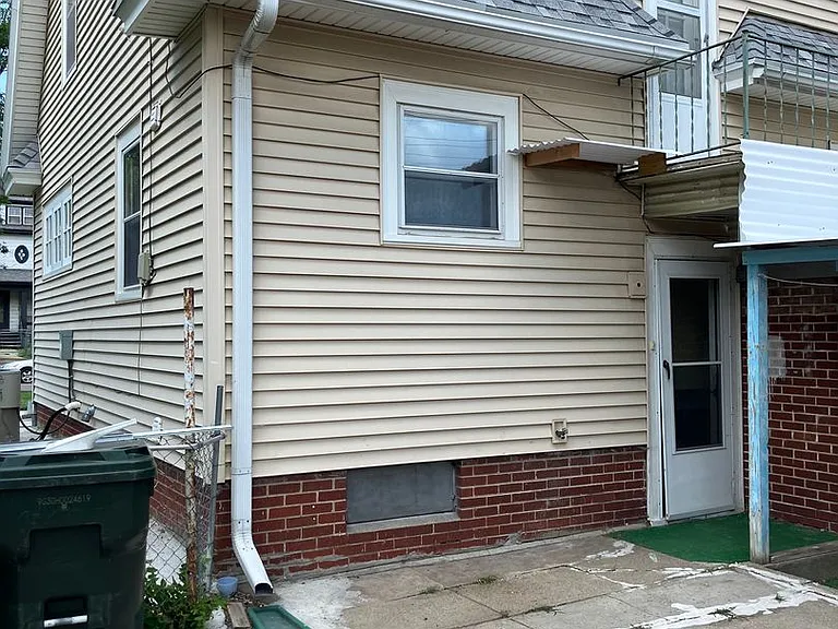1922 Douglas St — Photo 32