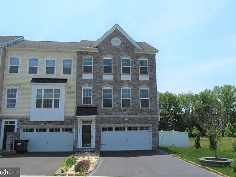 220 Jenny Dr — Photo 1