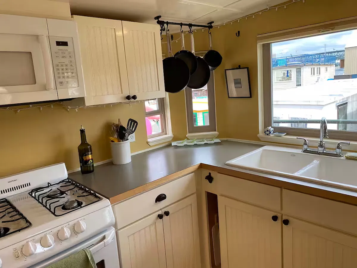 2 bed, 800 sqft, $4,200 — Photo 3
