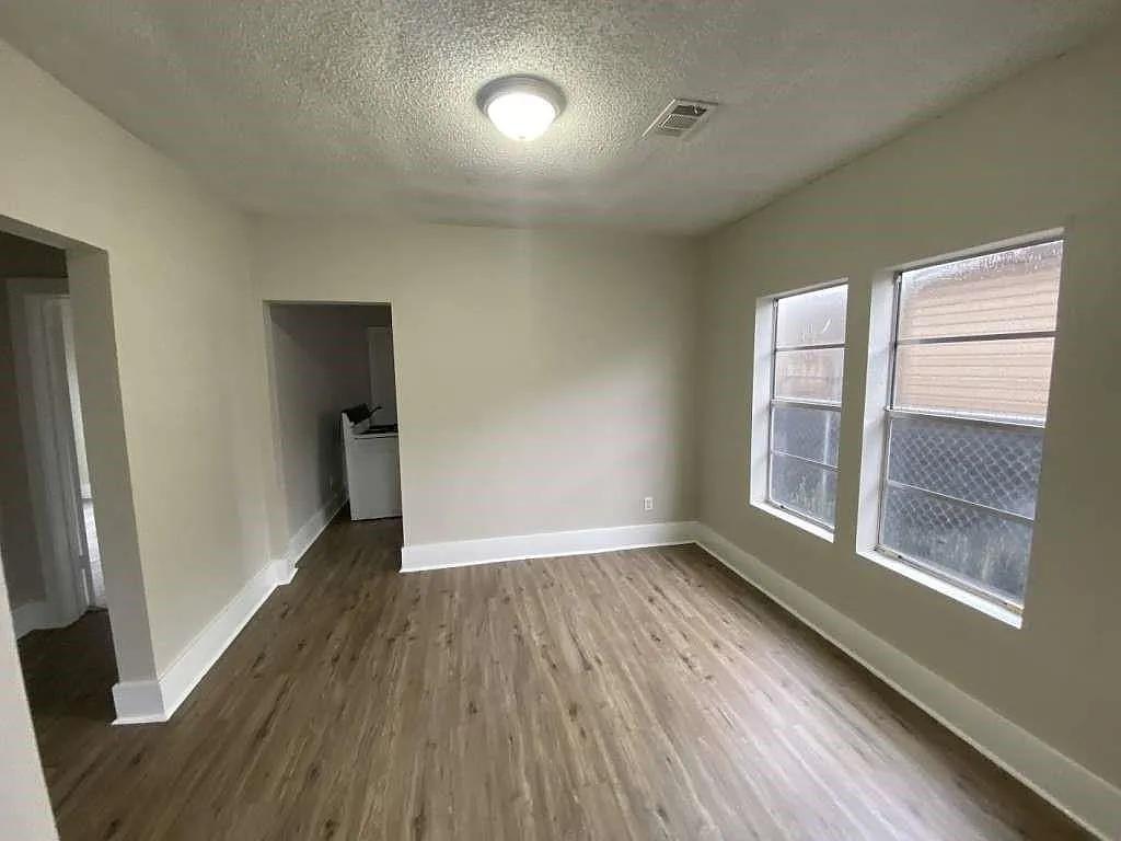 2 bed, 1.0 bath, 892 sqft, $1,549 — Photo 3