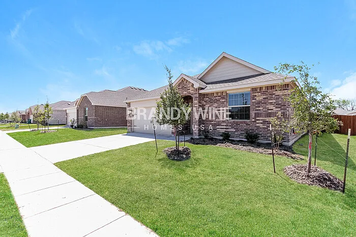 341 Wentworth Dr — Photo 2
