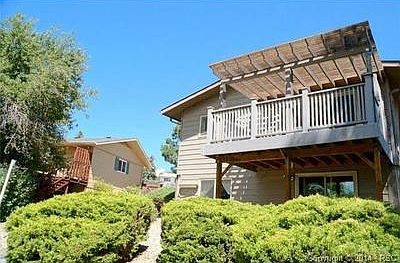 The large stone-fronted fiireplace gives a warm ambiance on thos