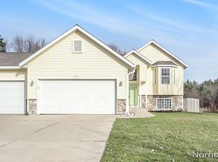 2545 Orchard View Dr NE, Grand Rapids, MI 49505