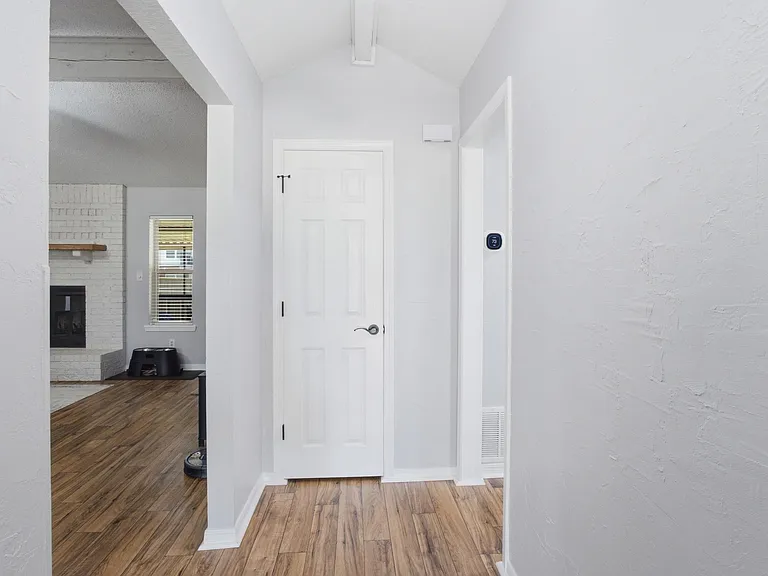 5526 Russell Dr — Photo 5