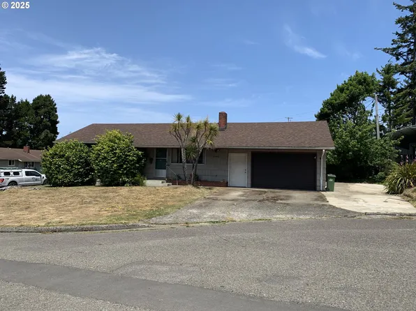 3795 Vista Ct, North Bend, OR 97459