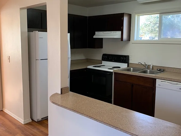 322 SW 10th St — Photo 11