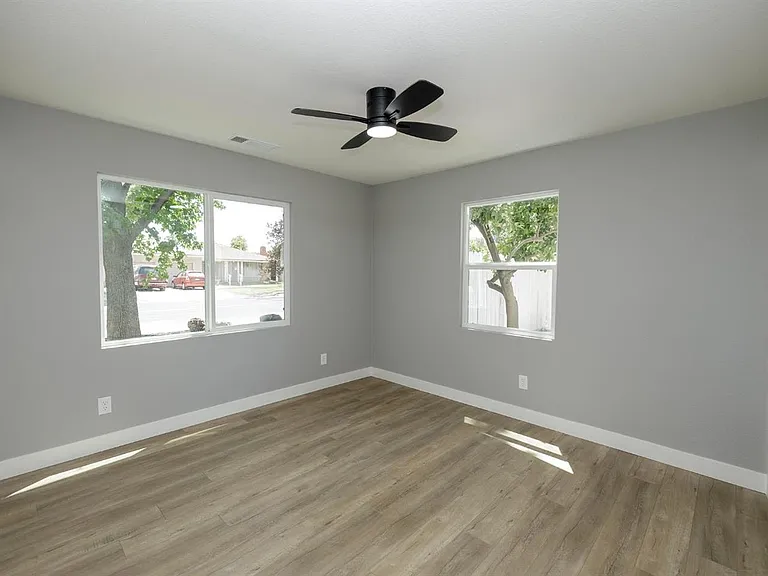 2423 Miller Ave — Photo 17
