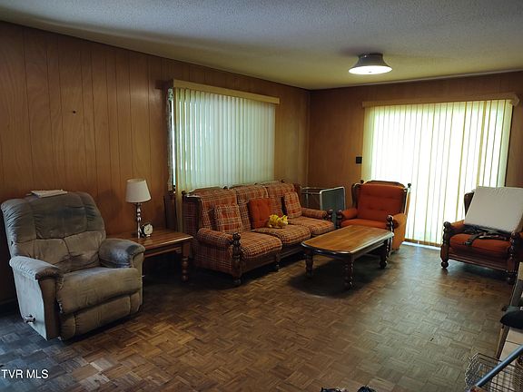 5th image of 399 Greenbriar Dr