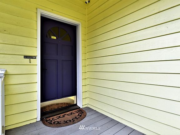  Welcoming front porch