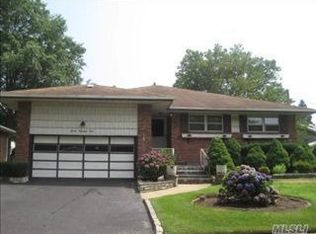 704 Hillcrest Pl, Valley Stream, NY 11581