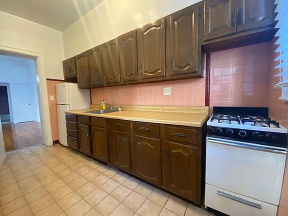 3rd image of 327 W 87th St APT 1B