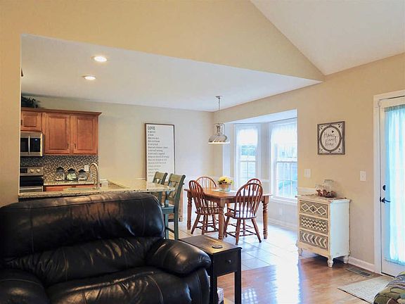 5th image of 141 Dartmoore Dr