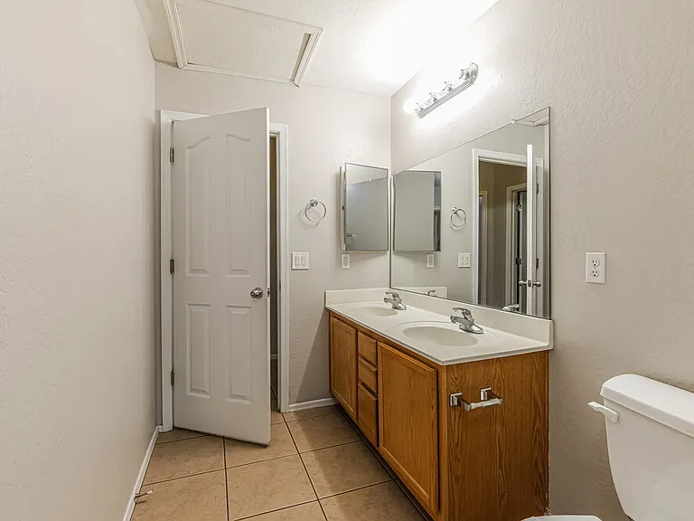 7814 S 72nd Ln — Photo 12