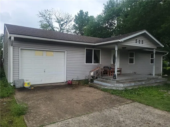 508 S Sinnet St, Girard, KS 66743