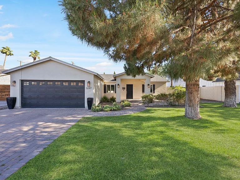 3247 E Roma Ave — Photo 1