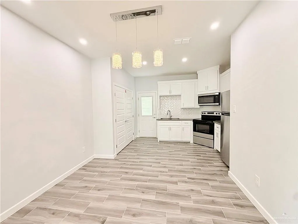 3 bed, 2.0 bath, 1050 sqft, $1,250 — Photo 3