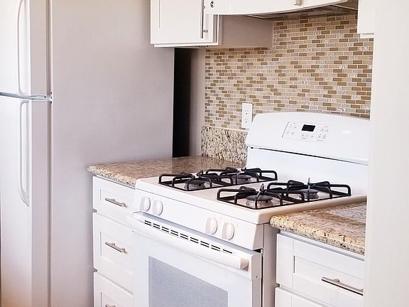 4th image of 107 N Marguerita Ave APT A