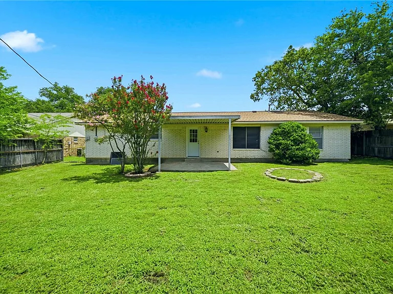 2304 Devonshire St — Photo 34