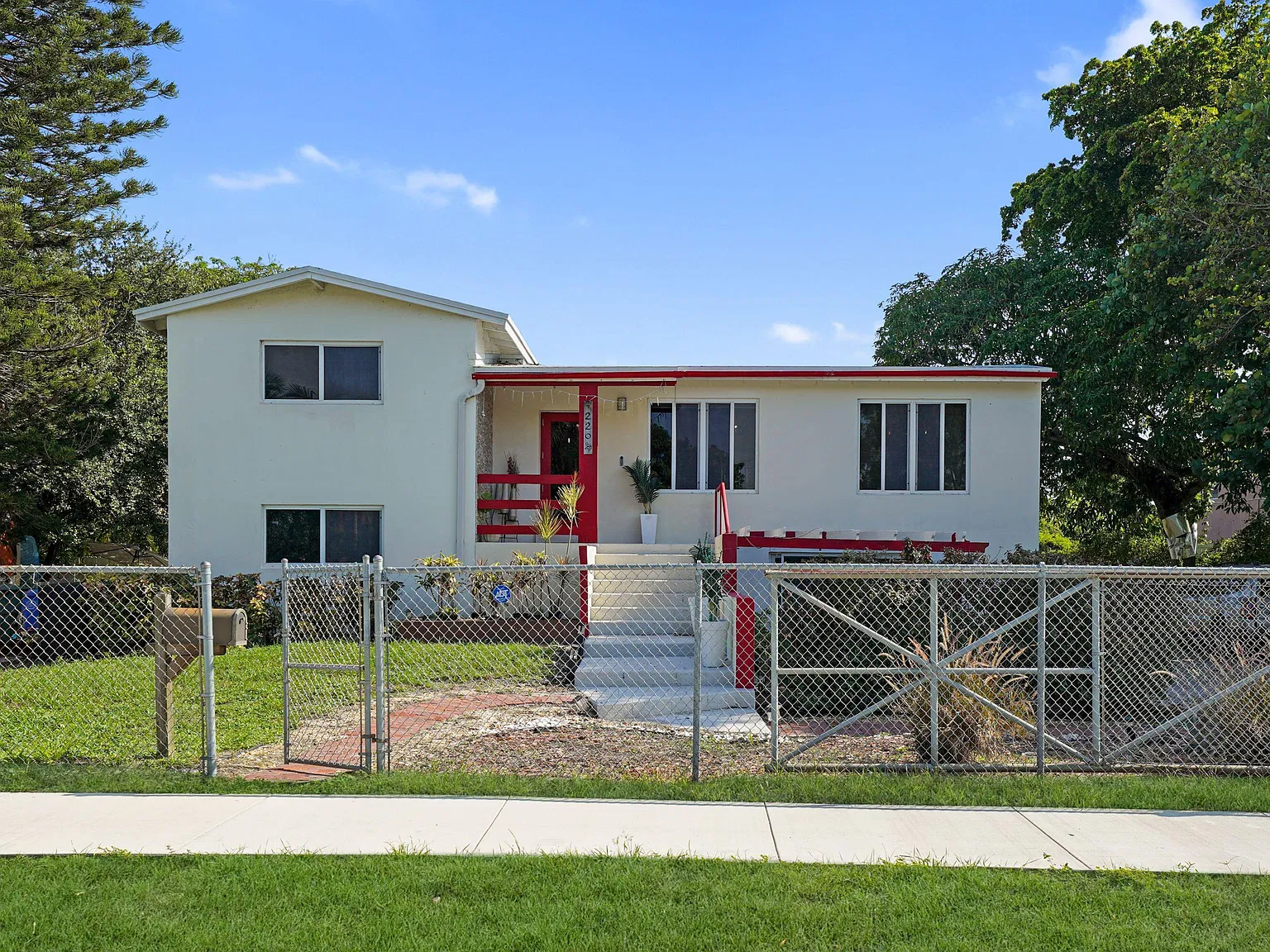 2 bed, 1.0 bath, 2442 sqft, $4,000 — Photo 4