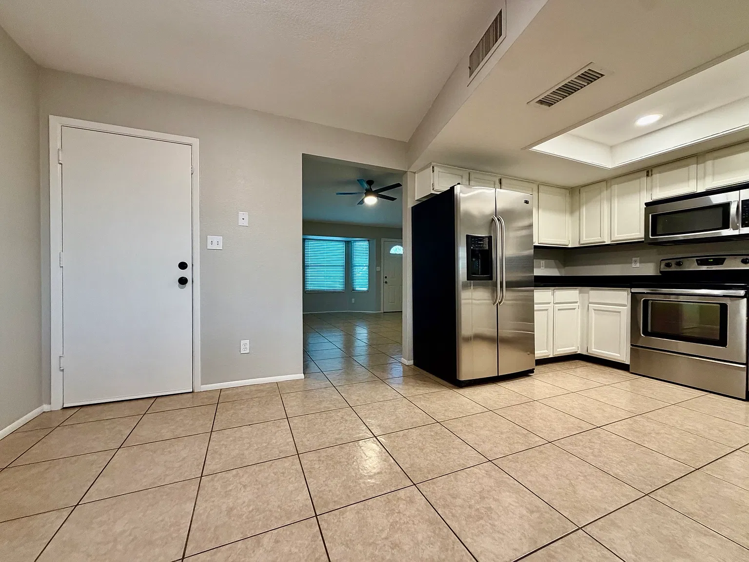 3 bed, 1285 sqft, $1,895 — Photo 2