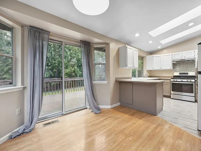 1012 Irving St SW — Photo 11