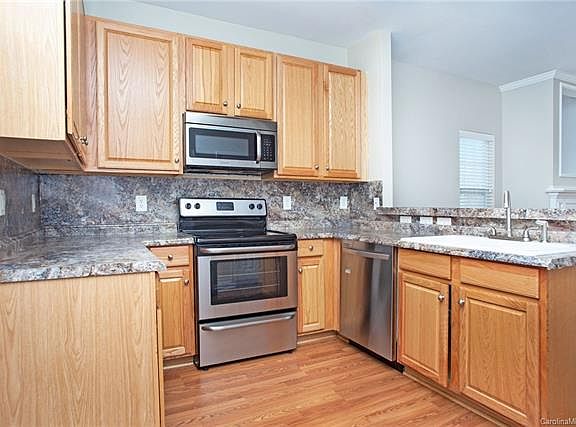 4th image of 8452 Summerglen Cres