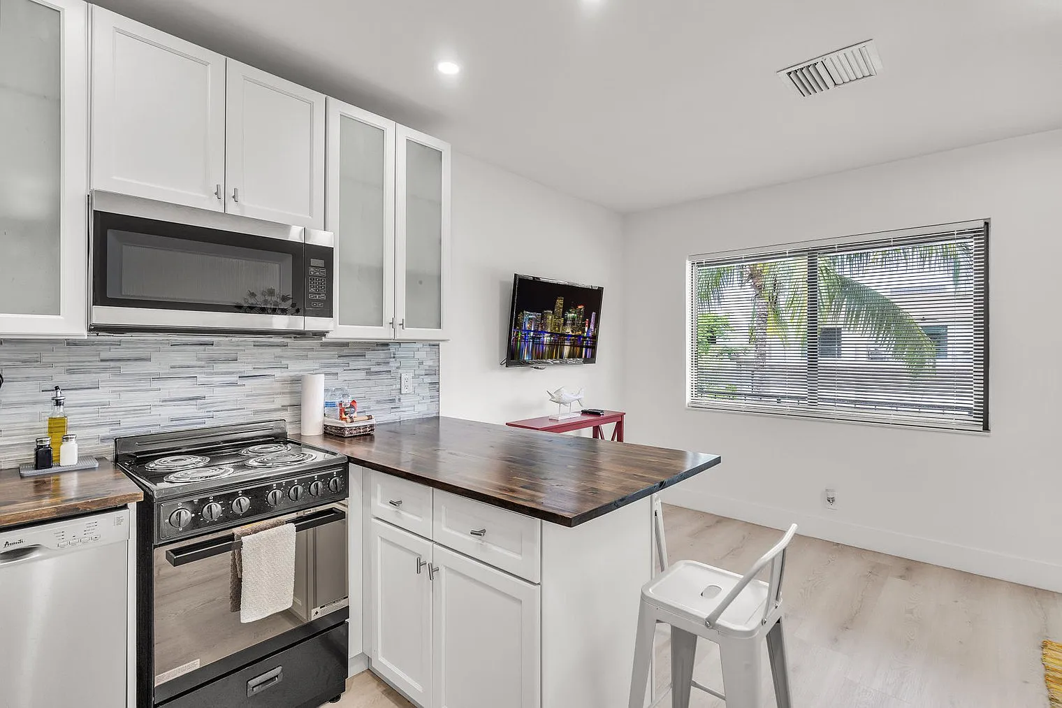 1 bed, 1.0 bath, $2,042 — Photo 2