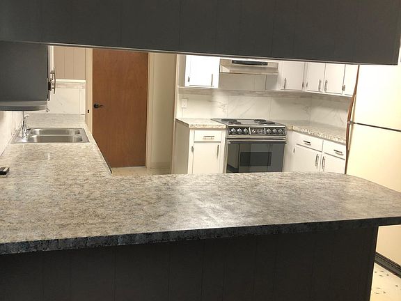 4th image of 71 Janell Dr