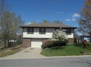 1523 W Broadmoor Ln, Marshall, MO 65340