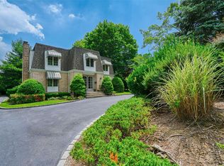 550 Roslyn Rd, East Williston, NY 11596