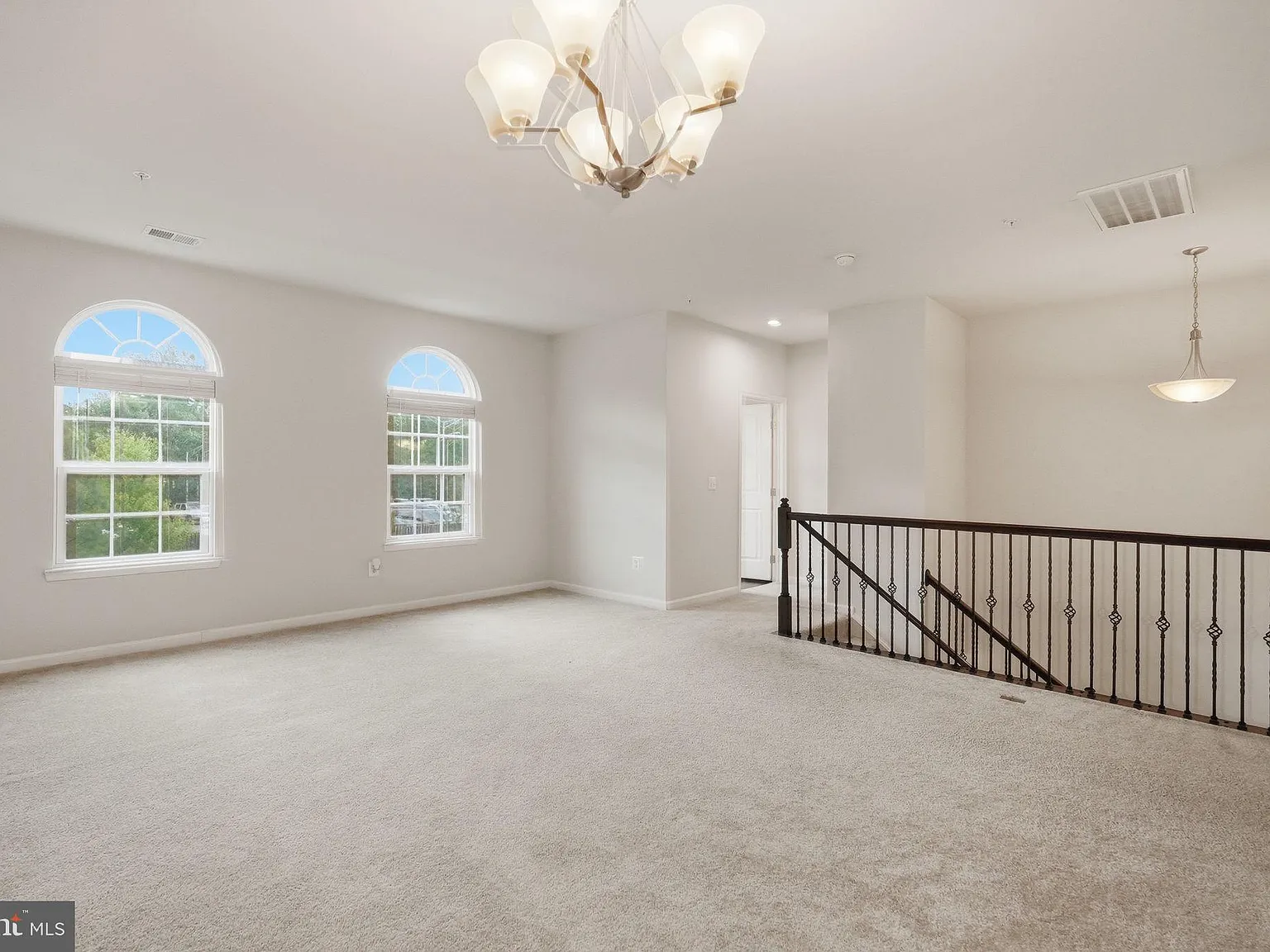 3 bed, 2.5 bath, 2424 sqft, $2,950 — Photo 2