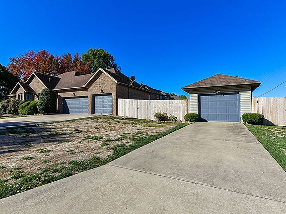 4th image of 801 W Blackberry Ln